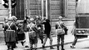 Militären fängslar människor på gatan, 1973 Militärkuppen i Chile, 1973