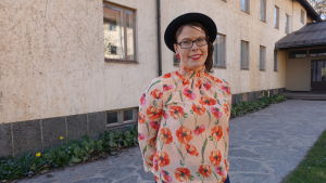 Sanna Autere, Sitra, har 100 tips för smarta vardagshandlingar för miljön. kvinna i blommig blus och svart hatt