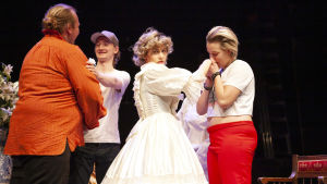 Prinsessan Diana (Oksana Lommi) uppvaktas av Mikael Persbrandt (Emelie Zilliacus) och Gertrude Stein (Herman Nyby) möter Bill Burr (Antti Saarkiallio). Foto från En blick är en blick är en blick på Lilla Teatern.
