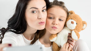 Prutthurtiga, skrytsamma och orimligt duktiga föräldrar ogillar många på some. mor och dotter tar en selfie tillsammans