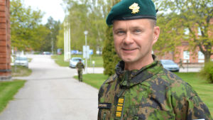 Stabschef, kommendör Mika Immonen man i militär klädsel på garnisonsområde