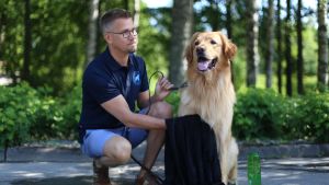 Tom Kankkonen från Kennelklubben vet hur man svalkar ner en hund på rätt sätt. Tom Kankkonen svalkar ner hund