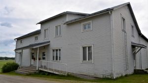 Tidigare i år föreslog arbetsgruppen att det skulle bli finskspråkig skola i Rejpelt skola, men byggnaden visade sig tyvärr vara i för dåligt skick. En vit skolbyggnad på en backe.