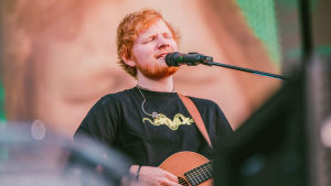 Ed Sheeran esiintymässä Helsingissä Malmin lentokentällä heinäkuussa 2019.