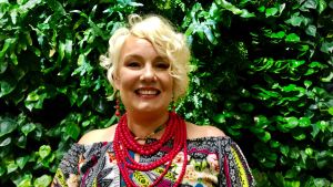 Laura Avonius går under artistnamnet GEA. Under flera år jobbade hon på en hög post inom företagsvärlden. I dag skapar hon sin egen musik. Närbild på Laura Avonius i Oode