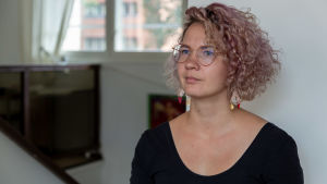 Ibland känns det att huvudet exploderar, när man inte orkar med och förstår myndigheternas agerande, säger Mirka Seppälä verksamhetsledare för Kotimajoitusverkosto, ett nätverk för dem som har öppnat sina hem för flyktingar. Verksamhetsledare Mirka Seppälä, Kotimajoitusverkosto.