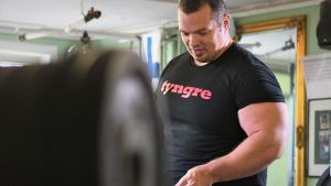 Bänkpress hör till de dagliga rutinerna fortfarande trots att de riktigt tunga vikterna inte mera lastas på stången. Smulter lastar tyngder på stången
