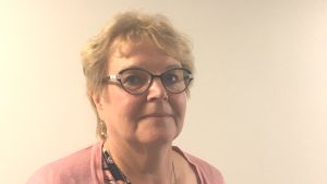 Varje beslut om vikarier vägs på guldvåg, berättar Arja Tuomaala. Kvinna med allvarligt ansiktsuttryck tittar in i kameran.
