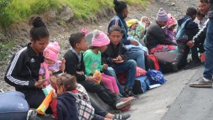 Krisen i Venezuela har drivit miljoner på flykt. Många av dem som lämnar landet söker sig till Europa. Venezuelanska familjer väntar vid vägen på gränsen mellan Venezuela och Ecuador.