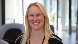 Johanna Johansson säger att man kan få lika bra rabatt med det nya systemet som med det gamla trots att man uppnår fulla bonuspoäng mycket snabbare. En leende ljushårig kvinna.