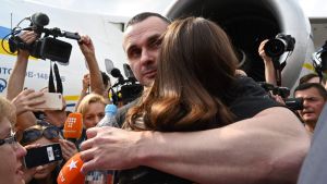 Journalistuppbådet var stort kring den ukrainska regissören Oleg Sentsov då han kramade om sin dotter Alina Sentsova på flygplatsen i Kiev efter den rysk-ukrainska fångutväxlingen. Det var stort journalistuppbåd runt den den ukrainske regissören Oleg Sentsov då han kramade om sin dotter Alina Sentsova på flygplatsen i Kiev på lördag eftermiddag.