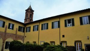Kyrktornet på Sant'Anna. Det sägs att fysikern Galileo Galilei satt där och studerade astronomi på 1500-talet. Kyrktornet på universitetet Sant'Anna i Pisa, Italien