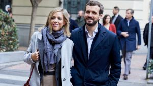 Det konservativa partiet Partido Populars (PP) ledare Pablo Casado med hustrun Isabel Torres. "Sánchez är den stora förloraren i kväll" sade Casado på söndag kväll. Pablo Casado med hustrun Isabel Torres