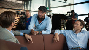 Regissören Øystein Karlsen talar med skådespelaren Simon J Berger under inspelning. Regissören Øystein Karlsen talar med skådespelaren Simon J Berger under inspelning.