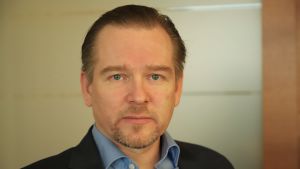 Mika Aalto som är verkställande direktör på Kemiindustrin r.f. hör till dem som framhåller att dagens löner är för dyra. En medelålders man ser allvarligt in i kameran.