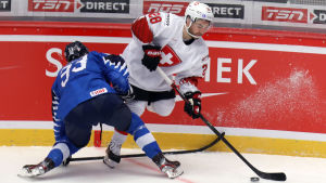 Schweiz fick ner Lassi Thomsons Finland på knä på nyårsafton. Finlands Lassi Thomson är skäret efter i en duell med en schweizisk spelare.