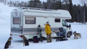 Hela familjen reste nyligen till Pyhätunturi i Lappland - fyra hundar och en baby. Kvinna firar vintersemester med baby och fyra hundar.