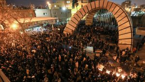 Iransk polis skingrade studenter som protesterade i Teheran 11.1.2020. Studerande skrek radikala slagord på grund av nedskjutningen av passagerarplanet i onsdags. Iransk polis skingrade studenter som protesterade i teheran 11.1.2020. Studerande skrek radikala slagord på grund av nedskjutningen av passagerarplanet i onsdags.