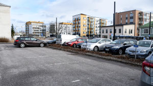Sex av de sammanlagt 20 reserverade platserna som var tomma på måndag kring lunchtid. Tomma parkeringsplatser utanför Sockengården.