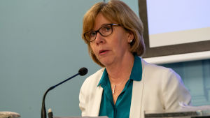 Anna-Maja Henriksson under regeringen presskonferens den 16.3.