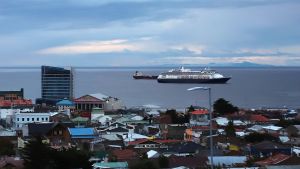 Den 16 mars låg Zaandam utanför Punta Arenas i södra Chile. Det är den sista hamnen där passagerarna tilläts gå i land. Den 16 mars låg Zaandam utanför Punta Arenas i södra Chile. Det är den sista hamnen där passagerarna tilläts gå i land.