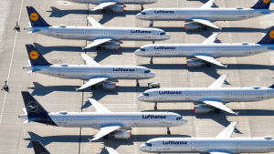Jättebolaget Lufthansa väntas inom kort få ett flera miljarder stort stödpaket från den tyska staten Lufthansas flygplan står tätt packade på flygplatsen Brandenburg i Berlin