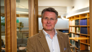 Kalle Saksela är professor i virologi vid Helsingfors universitet. Helsingin yliopiston virologian professori Kalle Saksela.