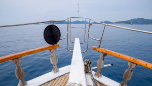 Om du har tänkt segla hem en yacht från utlandet i sommar kan du sköta registreringen när du väl är framme. Fören på en yacht som seglar på havet.