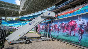 En ombordstigningsbrygga hade hämtats från flygplatsen för att spelarna skulle kunna ta sig upp på läktaren om det blev för trångt på avbytarbänken. Bild från matchen mellan Leipzig och Freiburg. En ombordstigningsbrygga hade hämtats från flygplatsen för att spelarna skulle kunna ta sig upp på läktaren om det blev för trångt på avbytarbänken. Bild från matchen mellan Leipzig och Freiburg.