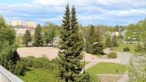 Hur ska det gå med stationsparken när det byggs här? undrar Hangö miljöförening. Varuboden-Osla planerar ny market på gamla teboiltomten i Hangö. Där har macken rivits och bara en sandplan återstår.