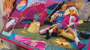 Vuxna kan återuppleva barndomens lekar, för här gör man många nostalgiska fynd. Paket med tältande Barbie- och Ken-docka.