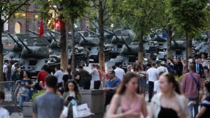 Publikens intresse var stort under repetitionerna inför den stora paraden. Rysa stridsvagnar omgivna av publik i Moskva under en repetition inför den stora militärparaden 2020.