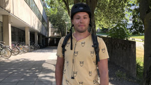 Mathias Östergård tycker det är okej att röka på balkongen så länge det inte stör andra Mathias Östergård står utanför Akademihuset Fänriken vid Biskopsgatan.