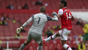 Tim Krul gjorde ett mindre lyckat ingripande i första halvlek. Tim Krul försöker finta bort Pierre-Emerick Aubameyang