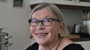 Marketta Wall har forskat i och skrivit mycket om hur de unga kvinnor, som kom från hela landet till Hangö för att jobba på Hyvon, upplevde situationen. Leende kvinna