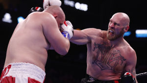Kownacki knockades ner två gånger innan han tvingades ge upp. Robert Helenius slår Adam Kownacki.