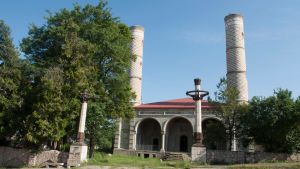 Moskéerna i Nagorno-Karabach står öde efter att de muslimska azerierna lämnat regionen. En del har reparerats med offentliga medel, som den här i staden Shusha. Armenierna anlitade experter från Iran för restaureringen. I den officiella beskrivningen sägs inget om den azeriska bakgrunden. Moskén sägs vara persisk. En delvis förstörd moské i Shusha i Nagorno-Karabach.