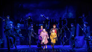 Det stora step- och dansnumret på stadens tak hör till de snyggaste i musikalen Mary Poppins. I mitten Josefin Silén, Anna Kettunen, Denny Lekström och Aron Nyman. På bilden syns skådespelarna Josefin Silén, Anna Kettunen, Denny Lekström och Aron Nyman i Svenska Teaterns musikal Mary Poppins..