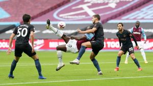 Manchester City var den första Premier League-klubben att dra sig ur. Michail Antonio gör en cykelspark.