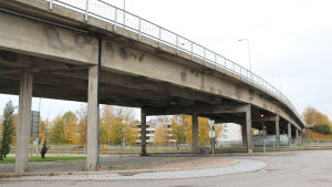 Bron stängs för trafik 27.10 och rivningsarbetet börjar vecka 45. en cementbro som leder över järnväg och väg