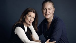 Alexandra Coelho Ahndoril och Alexander Ahndoril var etablerade författare var för sig när de började skriva som en person år 2009 under pseudonymen Lars Kepler. Författarproträtt Lars Kepler