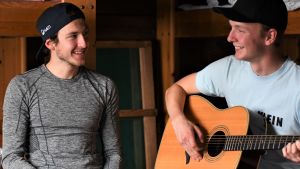 Bröderna Ilkka och Veikko. Hör dem sjunga och spela i Sportlivavsnittet. Ilkka Herola framför musik med sin bror Veikko.