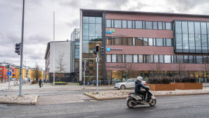 Många studerande är förbryllade eftersom de inte har fått så mycket information om situationen, säger en studerande. Bild av Haaga-Helias verksamhetsställe i Borgå. Trafik och ett hus