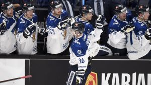 Elmeri Eronen gjorde Finlands första mål. Elmeri Eronen firar ett mål vid Finlands bänk.
