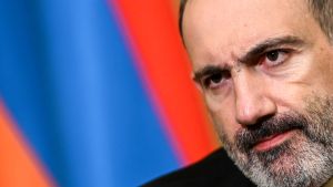 Armeniens premiärminister Nikol Pasjinjian var dyster då han bekräftade att han undertecknat avtalet. Armeniens premiärminister Nikol Pasjinjian var dyster då han bekräftade att han undertecknat avtalet.