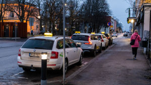 Snart flyttar taxibilarna bort från Biskopsgatan vid torget. Taxibilar väntar på kunder.