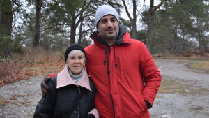 Mona Hemmer och Azadeen har blivit nära vänner. Äldre kvinna och medelålders man ser in i kameran.