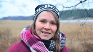 Henna Björkqvist från Natur och Miljö säger att naturen har mycket att ge oss. Leende kvinna