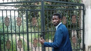 Bobi Wine uppger att hans hem ockuperats av soldater som inte släpper ut honom. Bobi Wine uppger att hans hem ockuperats av soldater som inte släpper ut honom.