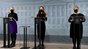 Presskonferenser hålls titt som tätt, men beslutsfattandet går trögt enligt experterna Yle Uutiset talat med. Statsminister Sanna Marin, inrikesminister Maria Ohisalo samt vetenskaps- och kulturminister Annika Saarikko under regeringens presskonferens den 25 februari.